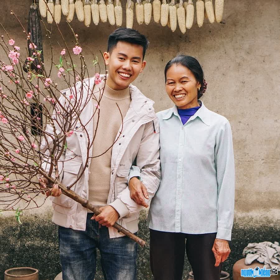 Cô Dương Thị Cường và con trai Đồng Văn Hùng là chủ kênh Youtube Ẩm Thực Mẹ Làm