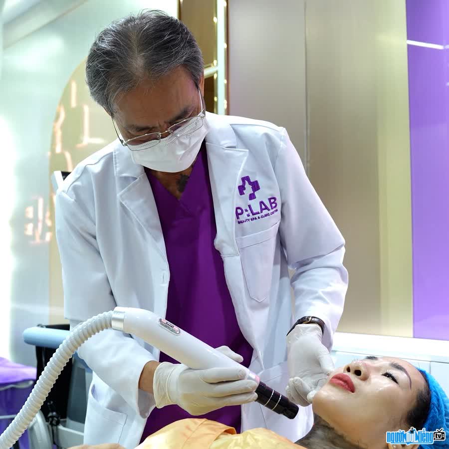 Bác sĩ Vũ Tuấn Anh điều trị bằng công nghệ hiện đại