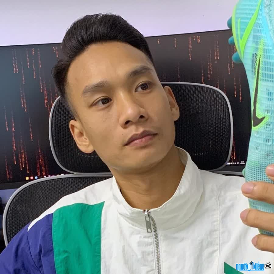 TikToker Sơn Đú nổi tiếng với những video xoay quanh đề tài bóng đá nông thôn