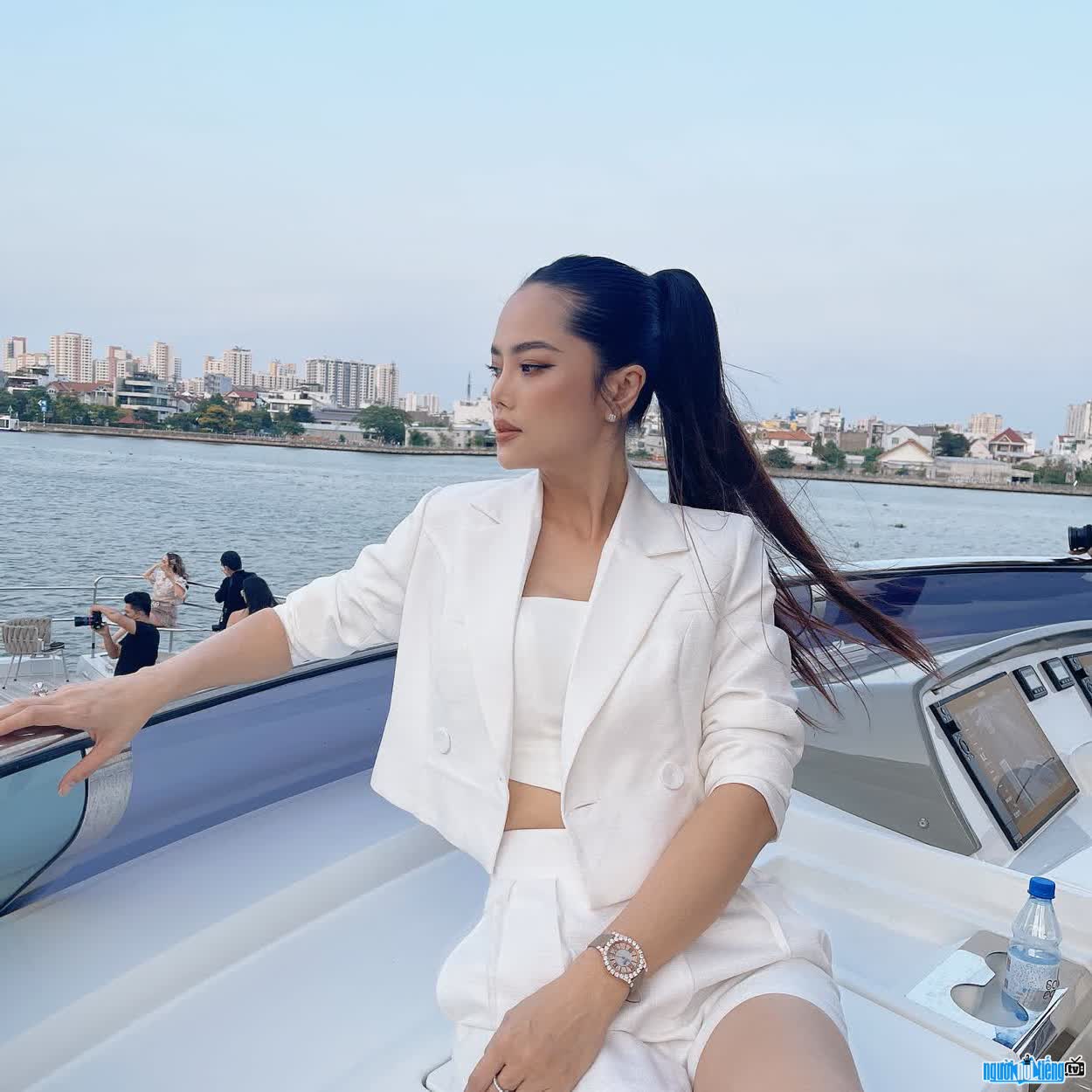 Hình ảnh á hậu Đặng Thùy Giang tài năng xinh đẹp