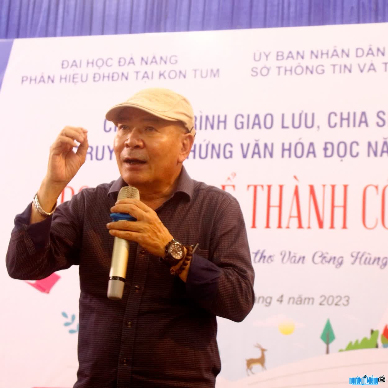 Hình ảnh nhà văn Văn Công Hùng trong buổi giao lưu