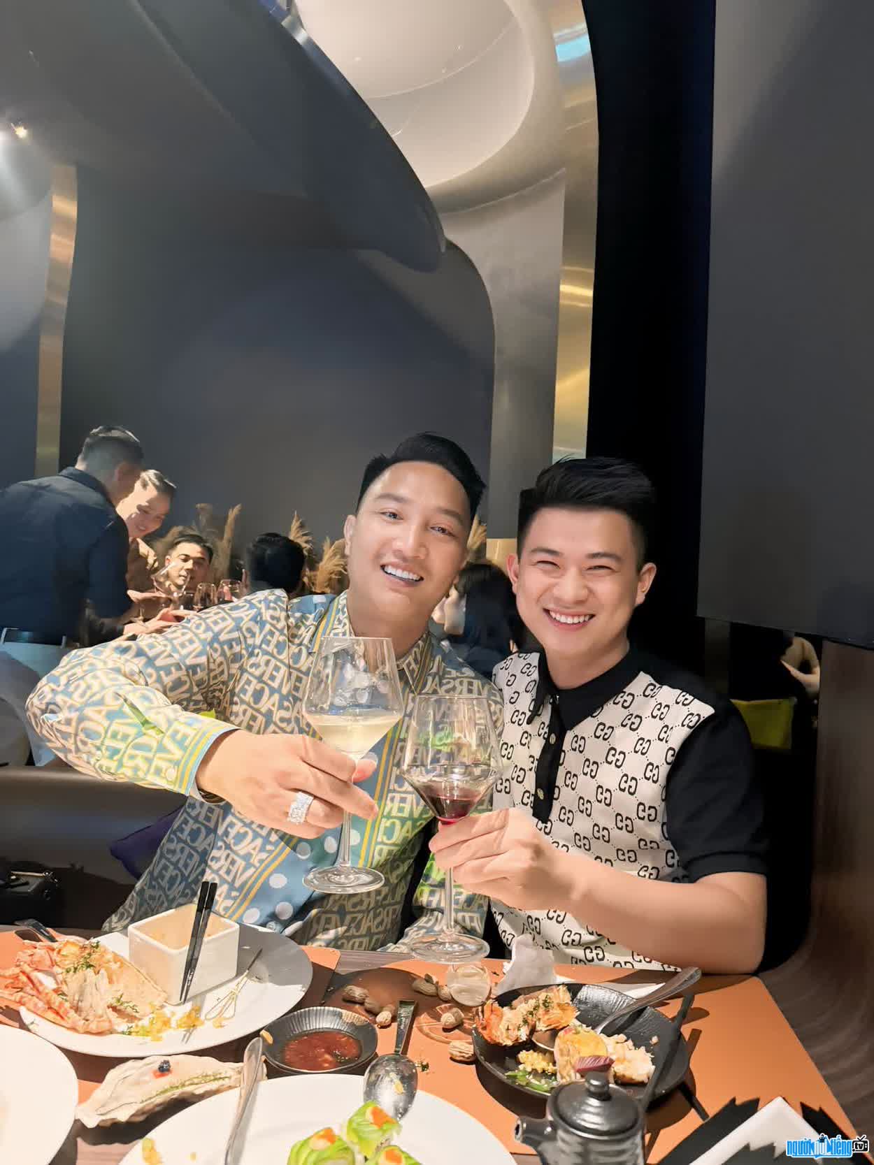 Hình ảnh doanh nhân trẻ Nguyễn Văn Hiếu cùng người anh Huấn Hoa Hồng