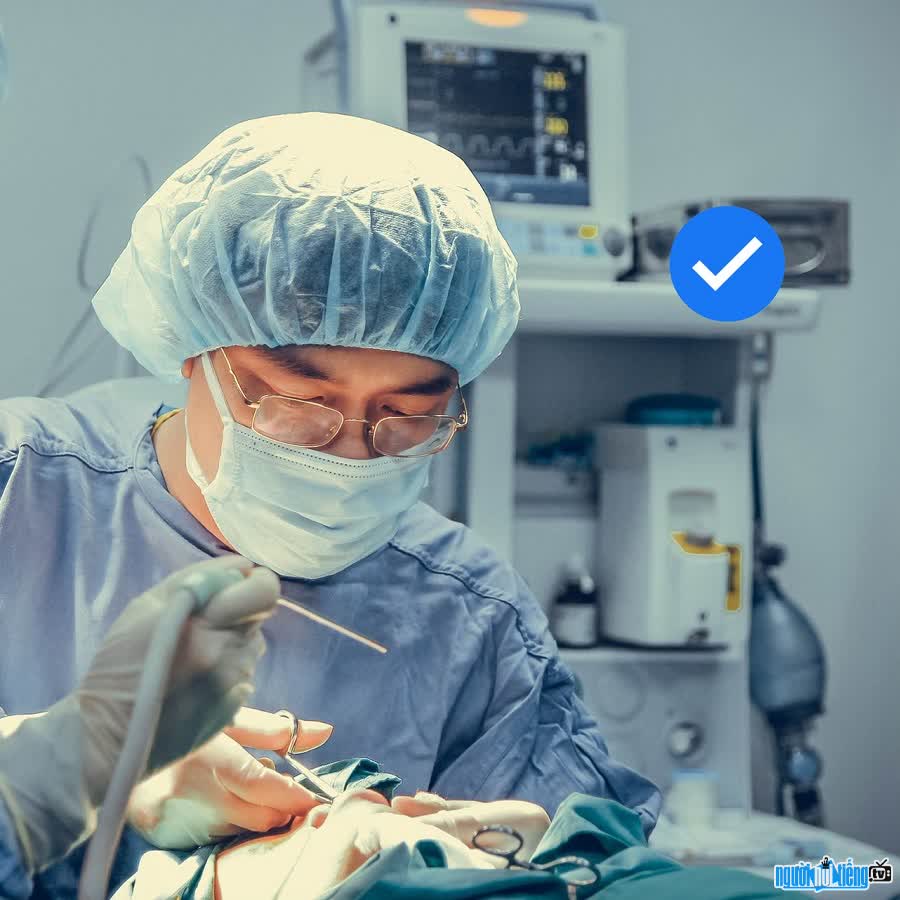 Bác sĩ Bạch Sỹ Minh trong phòng phẫu thuật