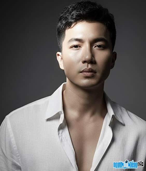 Giáo viên Danh Trần điển trai như tài tử điện ảnh