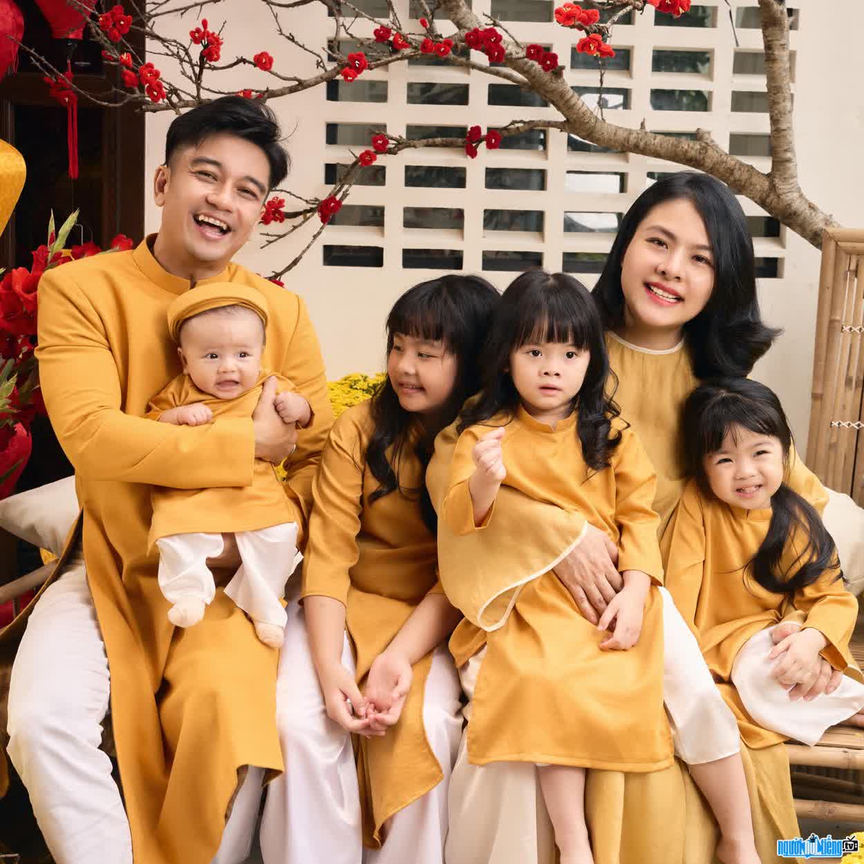 Hình ảnh Lê Hữu Quân cùng gia đình nhỏ