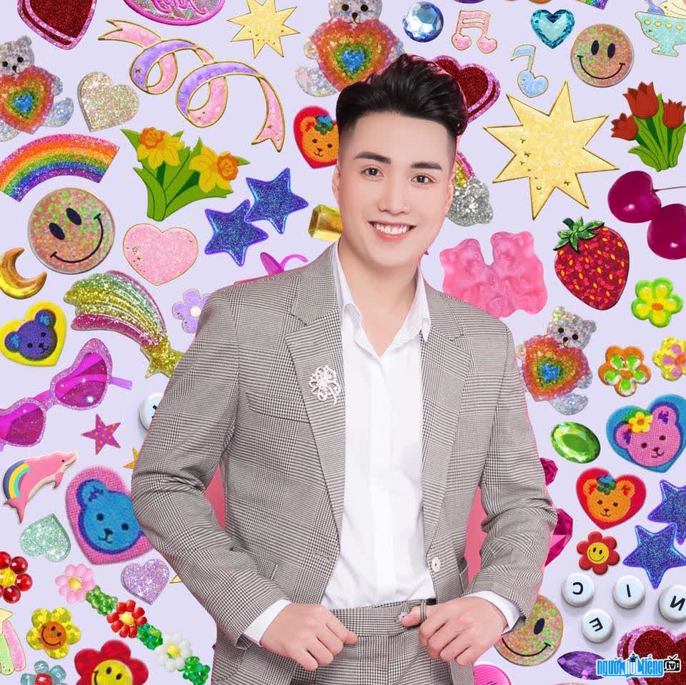  Handsome image of male singer Trieu Dinh Minh