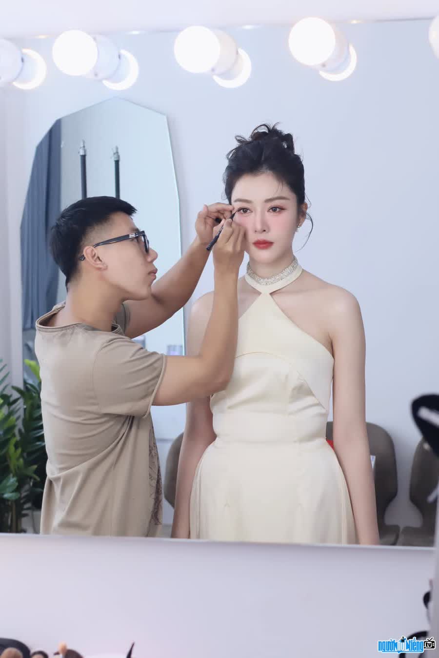 Images of Duong Huu Nghia always passionate about makeup work