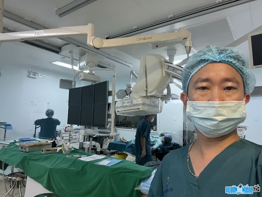 Dr. Tuan Duong in the operating room