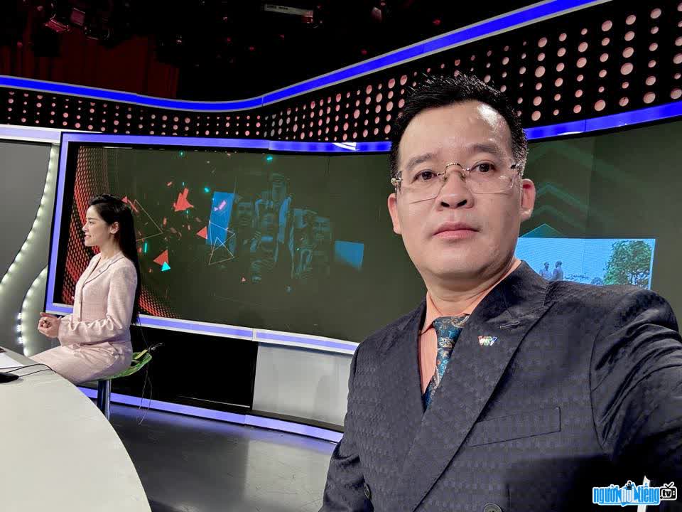 Hình ảnh BLV Nguyễn Tuấn Anh trong trường quay