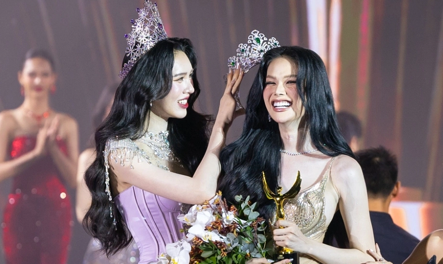Hoa hậu Dịu Thảo trao vương miện cho Hà Tâm Như