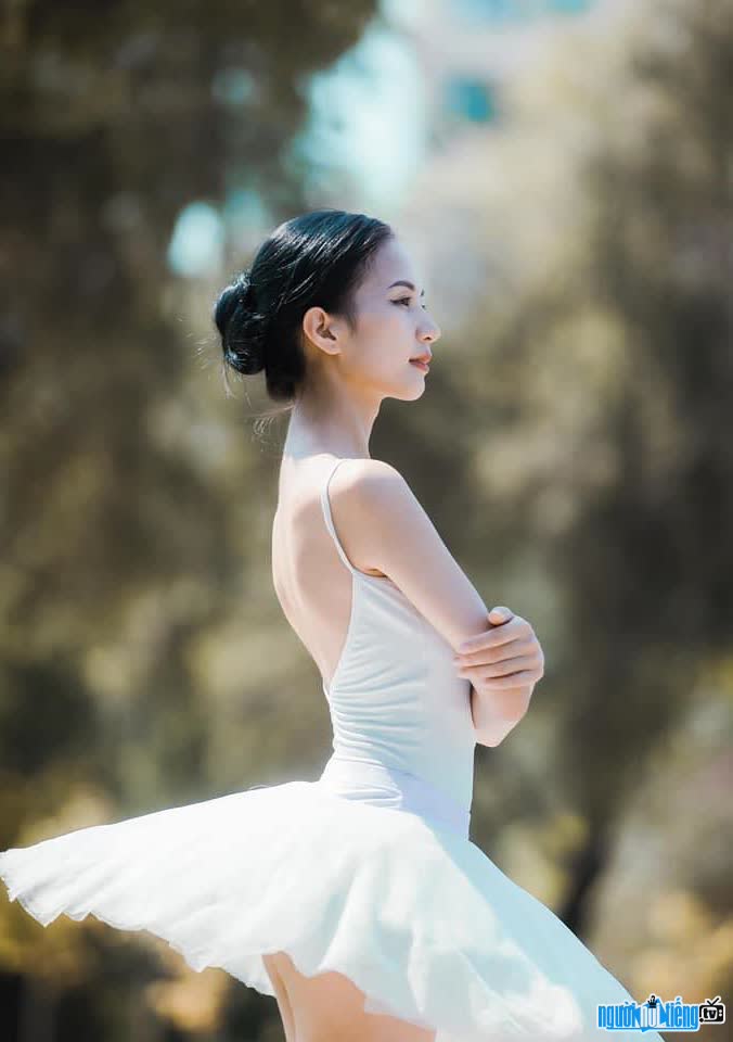 Hình ảnh Tuệ Lan xinh đẹp trong bộ môn múa bale