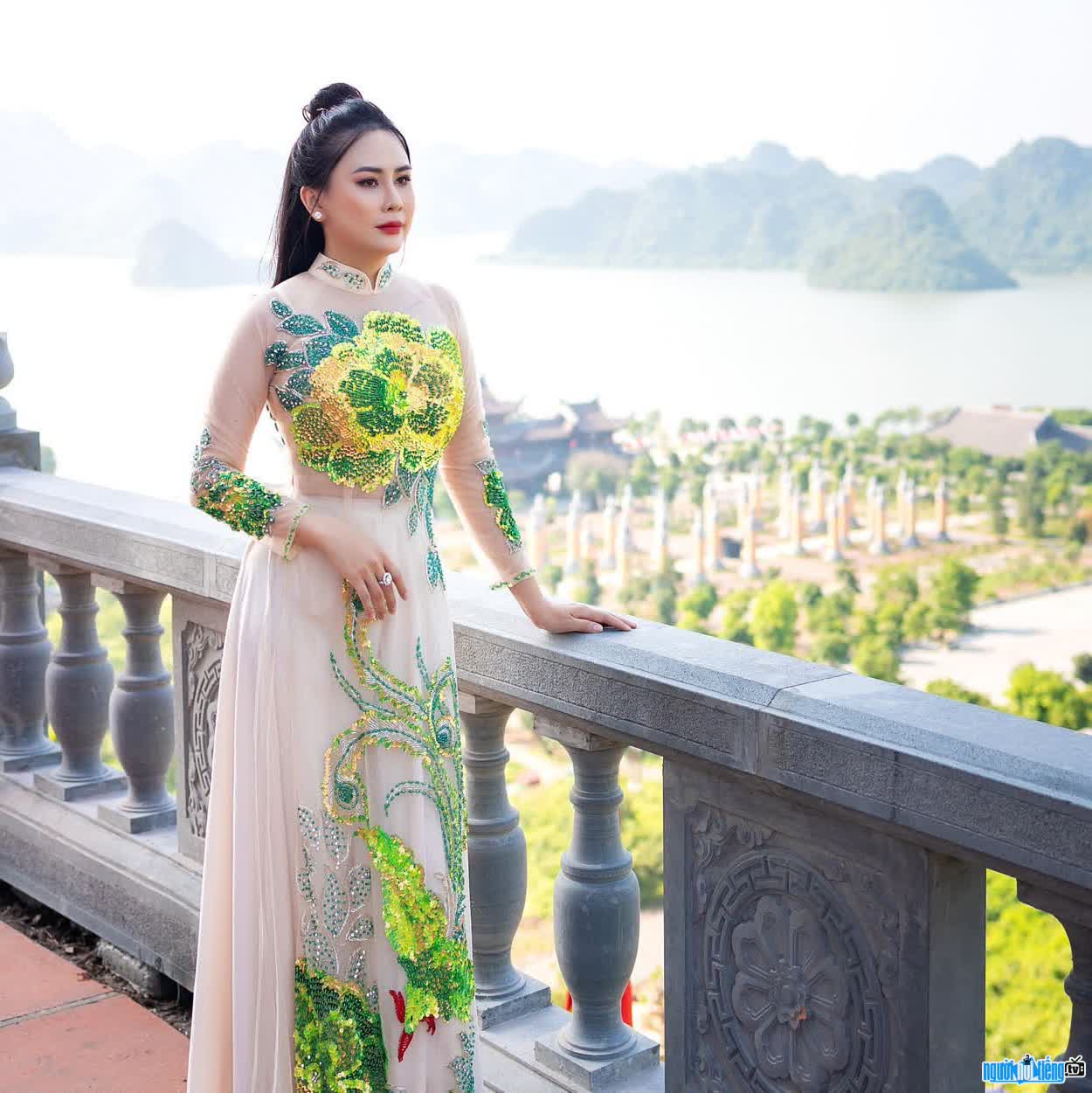 Hình ảnh Lý Kim Ngân thướt tha trong tà áo dài