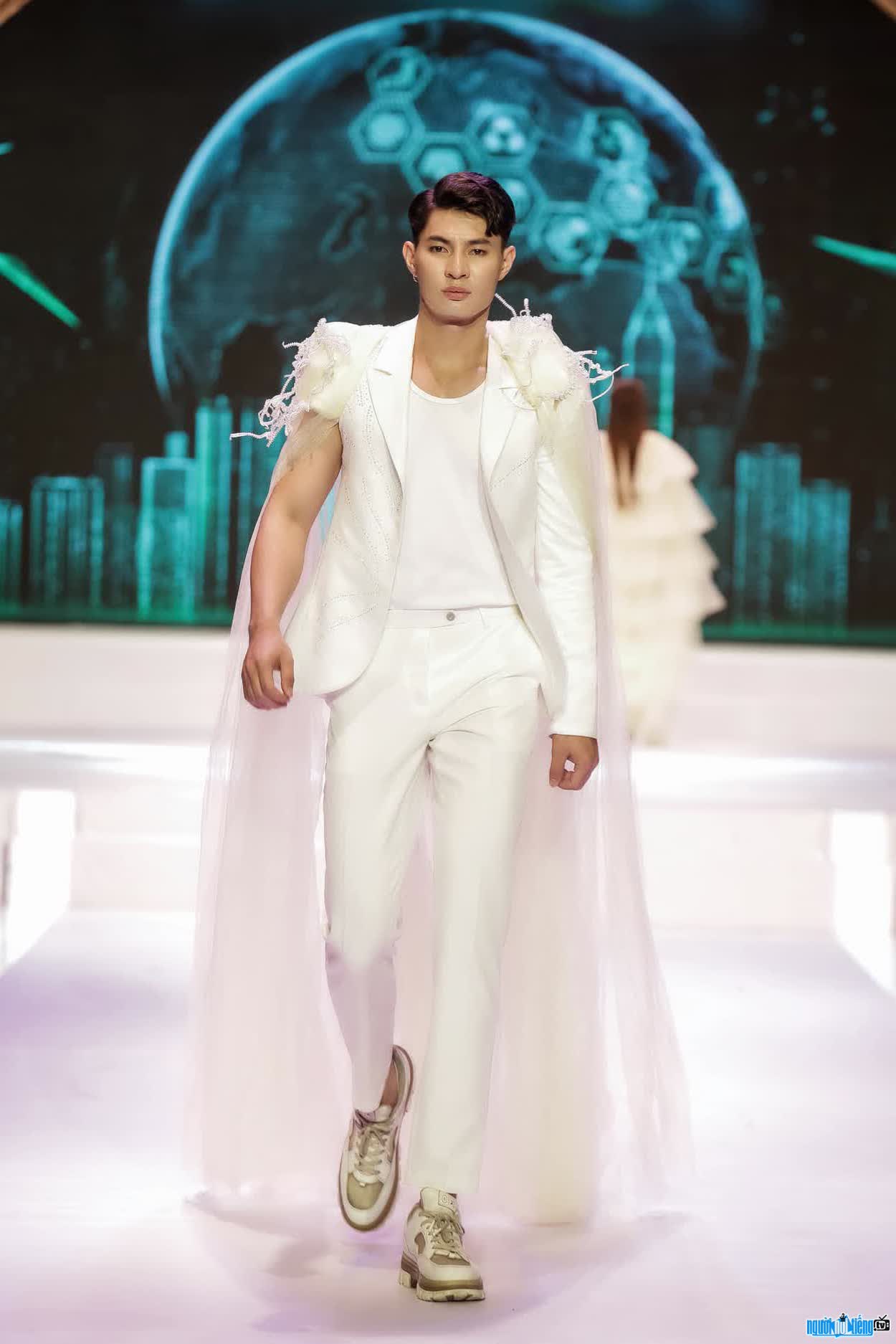  the image of Pham Van Quoc is confident on the catwalk