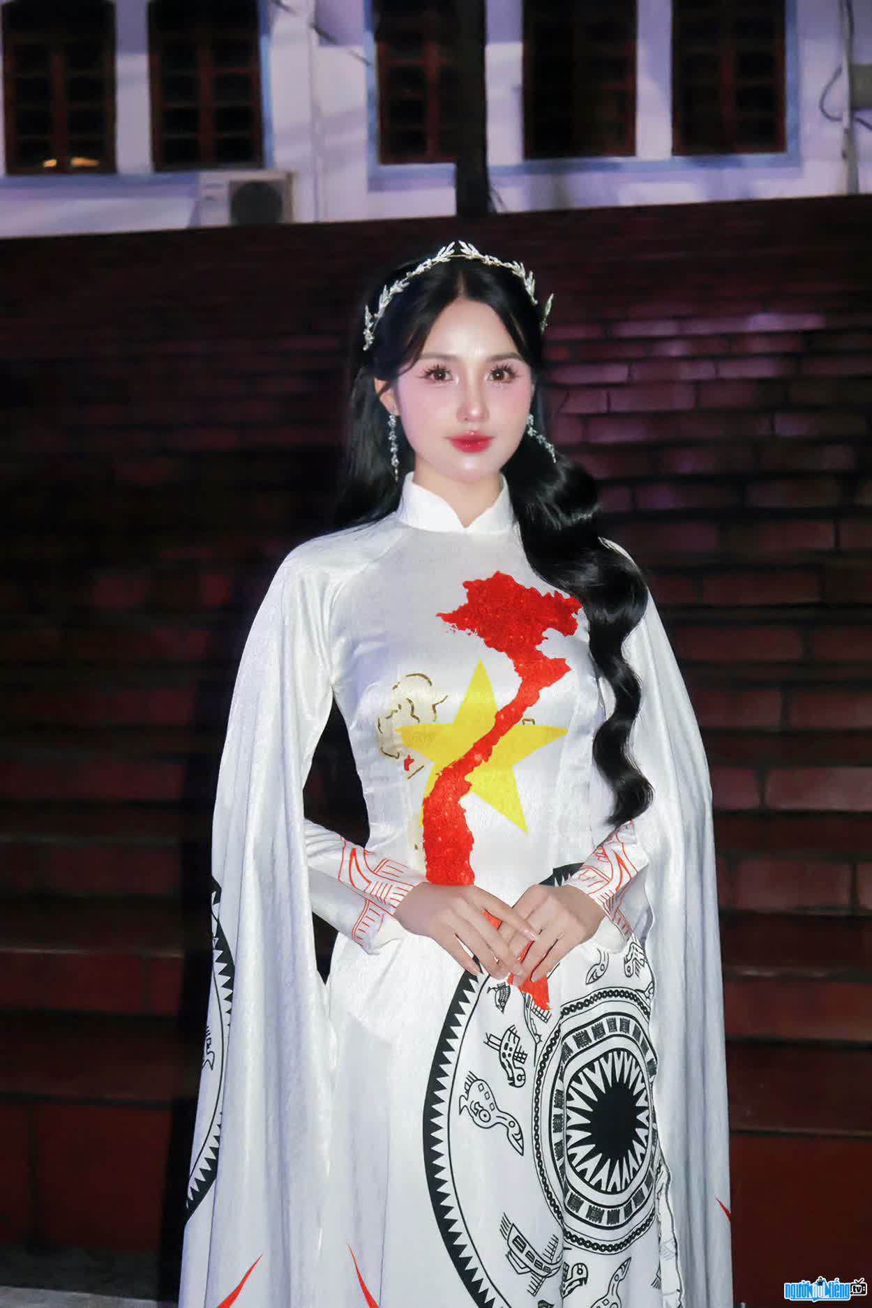 Hình ảnh hoa khôi Nguyễn Thảo Nguyên thướt tha trong tà áo dài