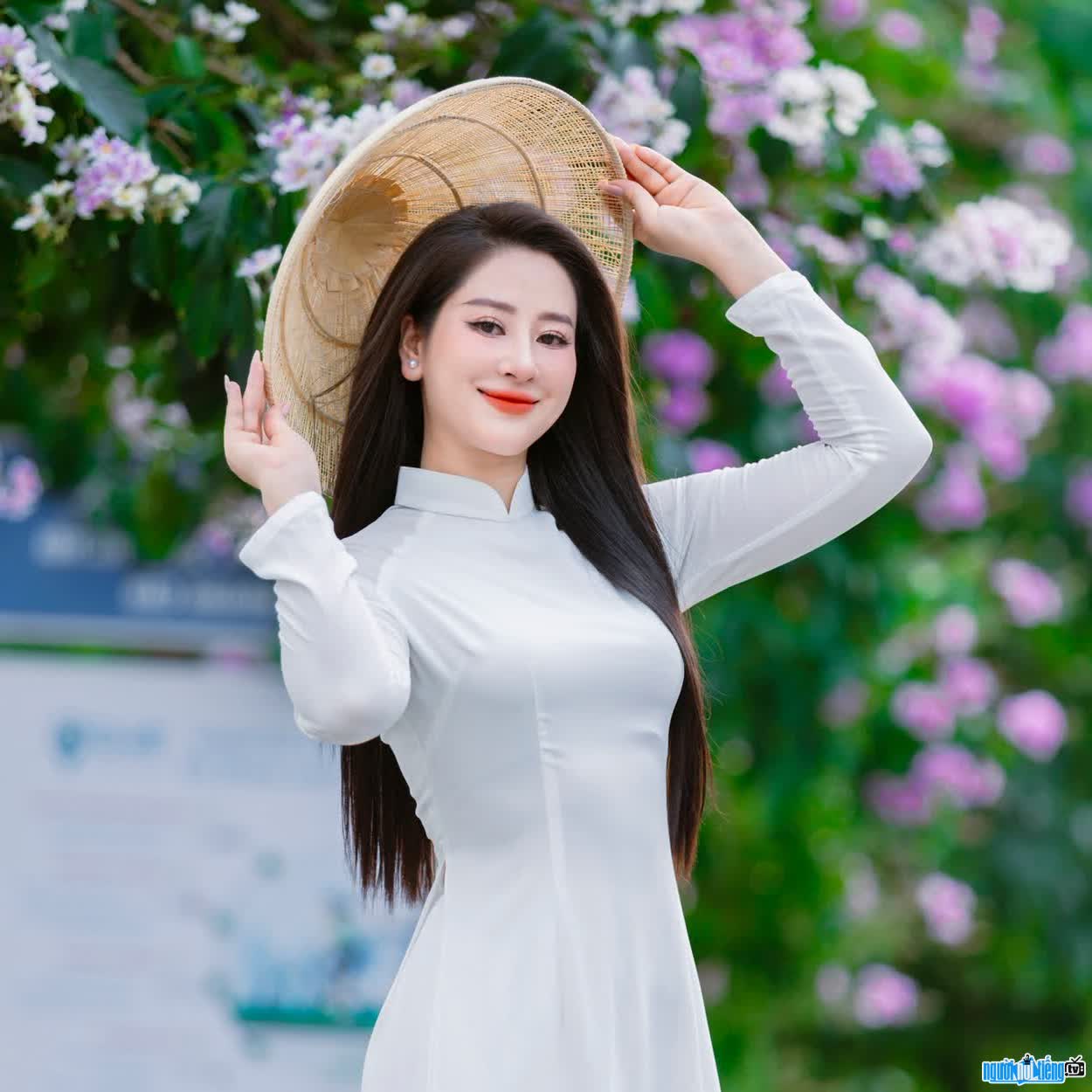 Hình ảnh Ngô Thiệu Oanh thướt tha trong tà áo dài
