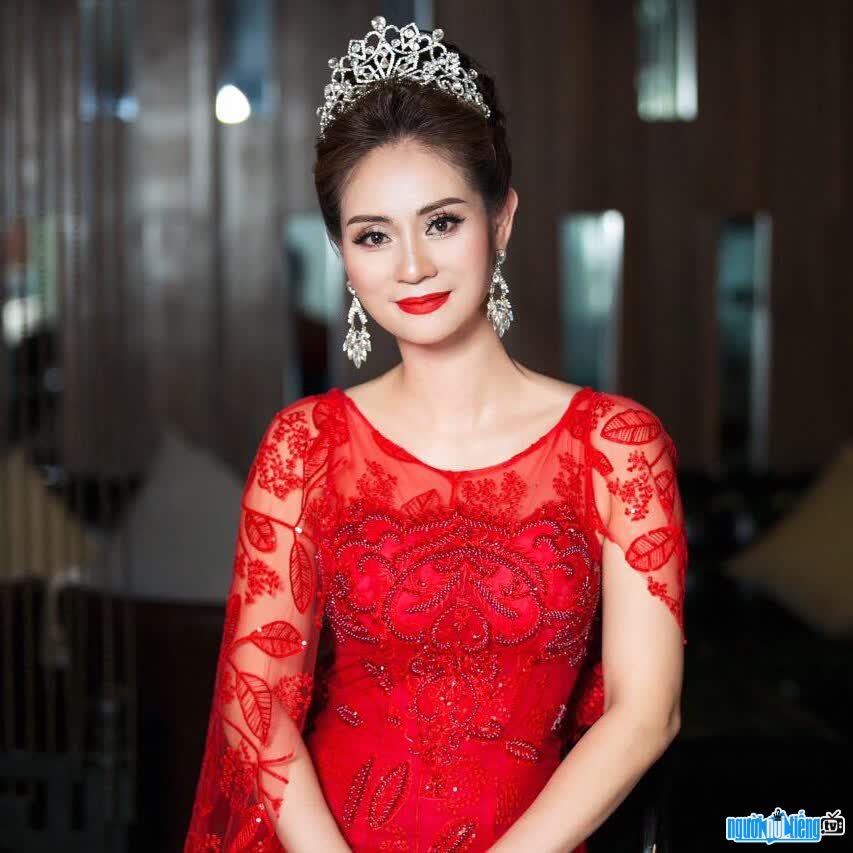 Hình ảnh á hậu Nguyễn Hồng Nhung xinh đẹp tài năng