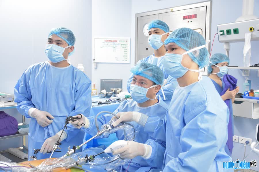Bác sĩ Nguyễn Anh Tuấn trong phòng phẫu thuật