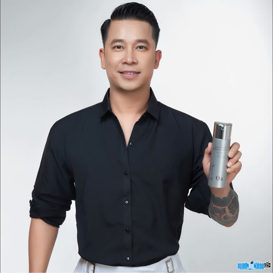 ca sĩ Lê Hoàng bên cạnh ca hát còn rất giỏi kinh doanh
