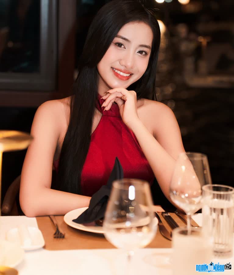 Hoa khôi Hà Trúc Linh đẹp dịu dàng