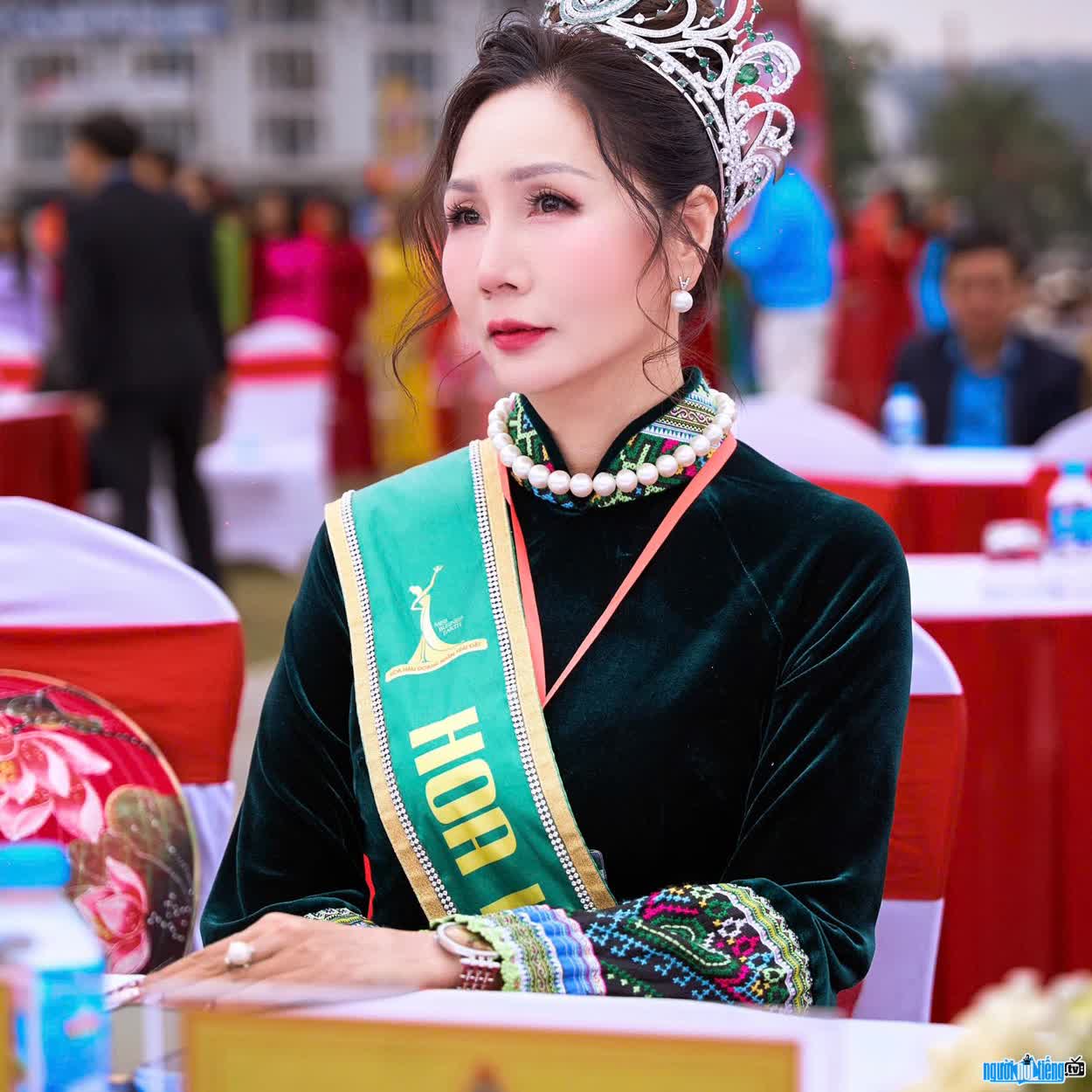 Hình ảnh Vương Thị Hương trong vai trò giám khảo