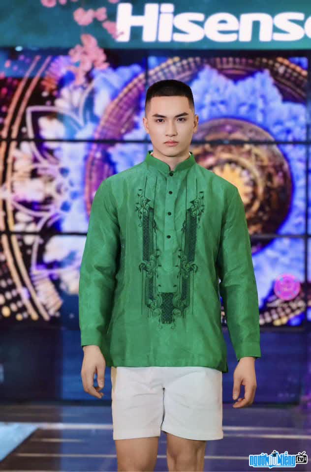 Hình ảnh Ngô Ngọc Toàn tự tin catwalk