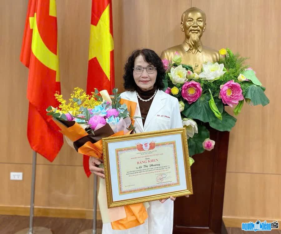 Bác sĩ Lê Phương nhận bằng khen
