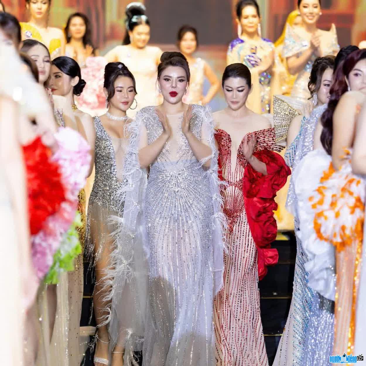 Hình ảnh Mai Phương Trang trên sân khấu