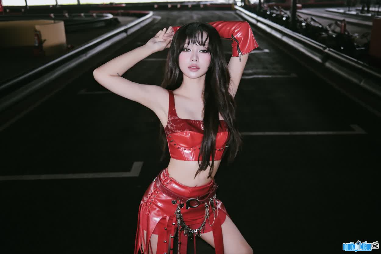 Hình ảnh ca sĩ Yeolan xinh đẹp năng động