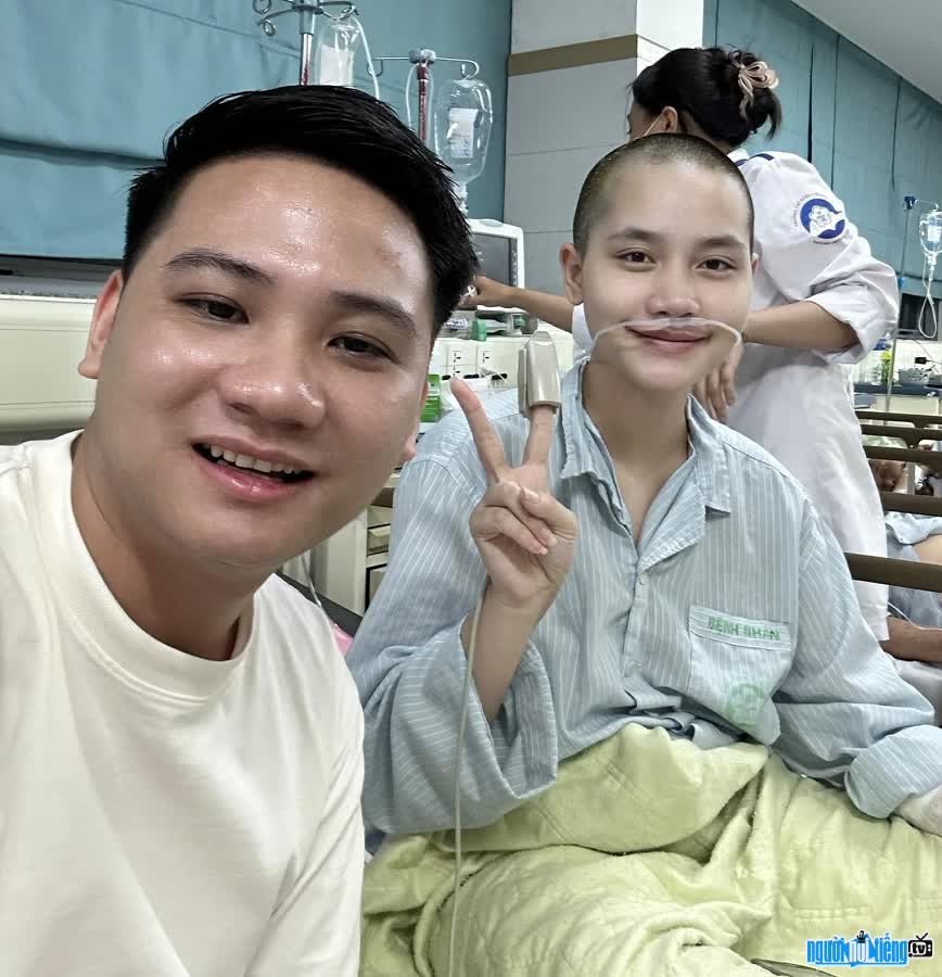 TikToker Nguyễn Đạt Chiến (Gia Đình Gấu) nổi tiếng với hành trình chăm vợ bầu bệnh nặng
