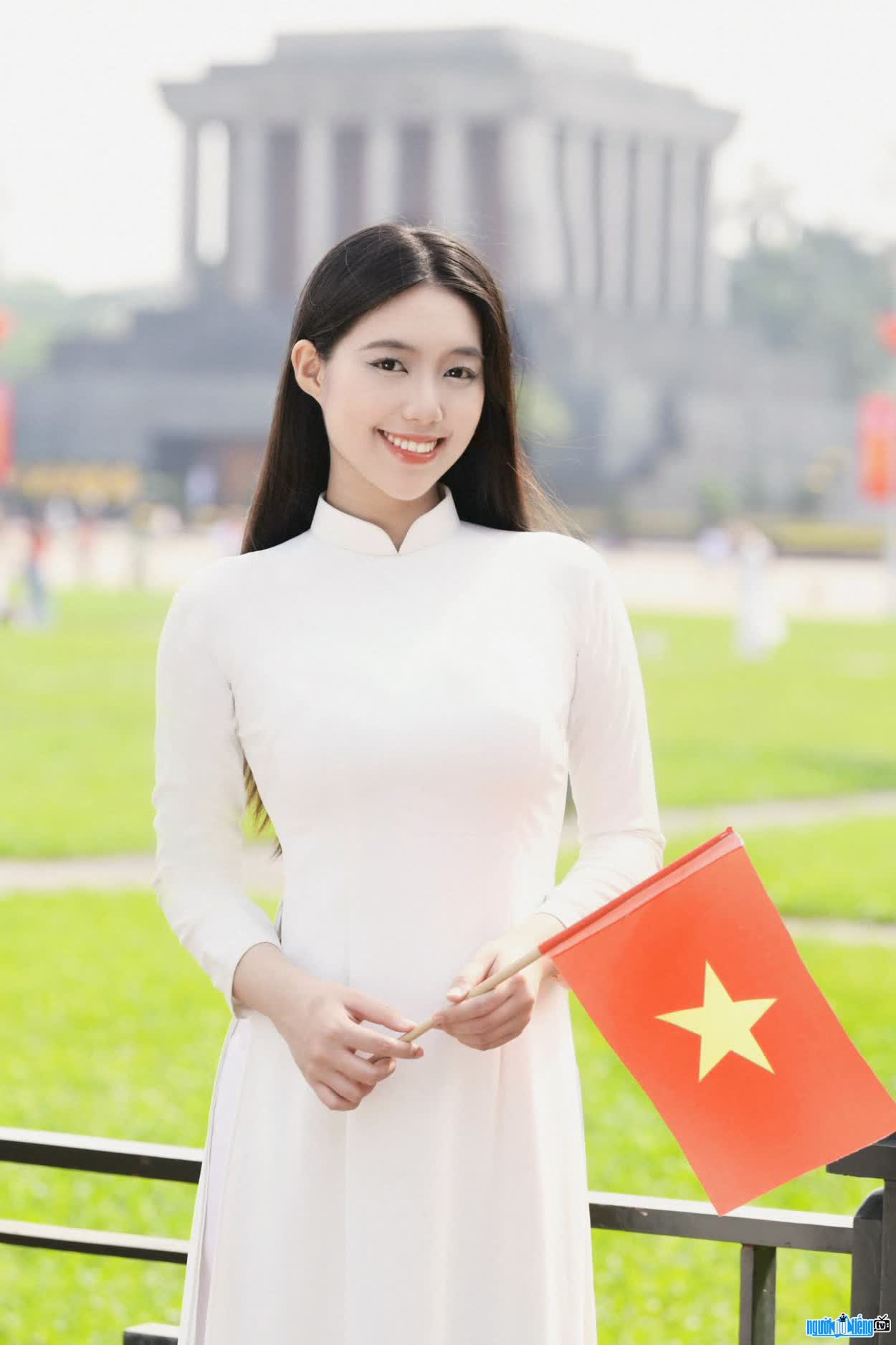 Hình ảnh Trần Ngọc Châu Anh thướt tha trong tà áo dài Việt