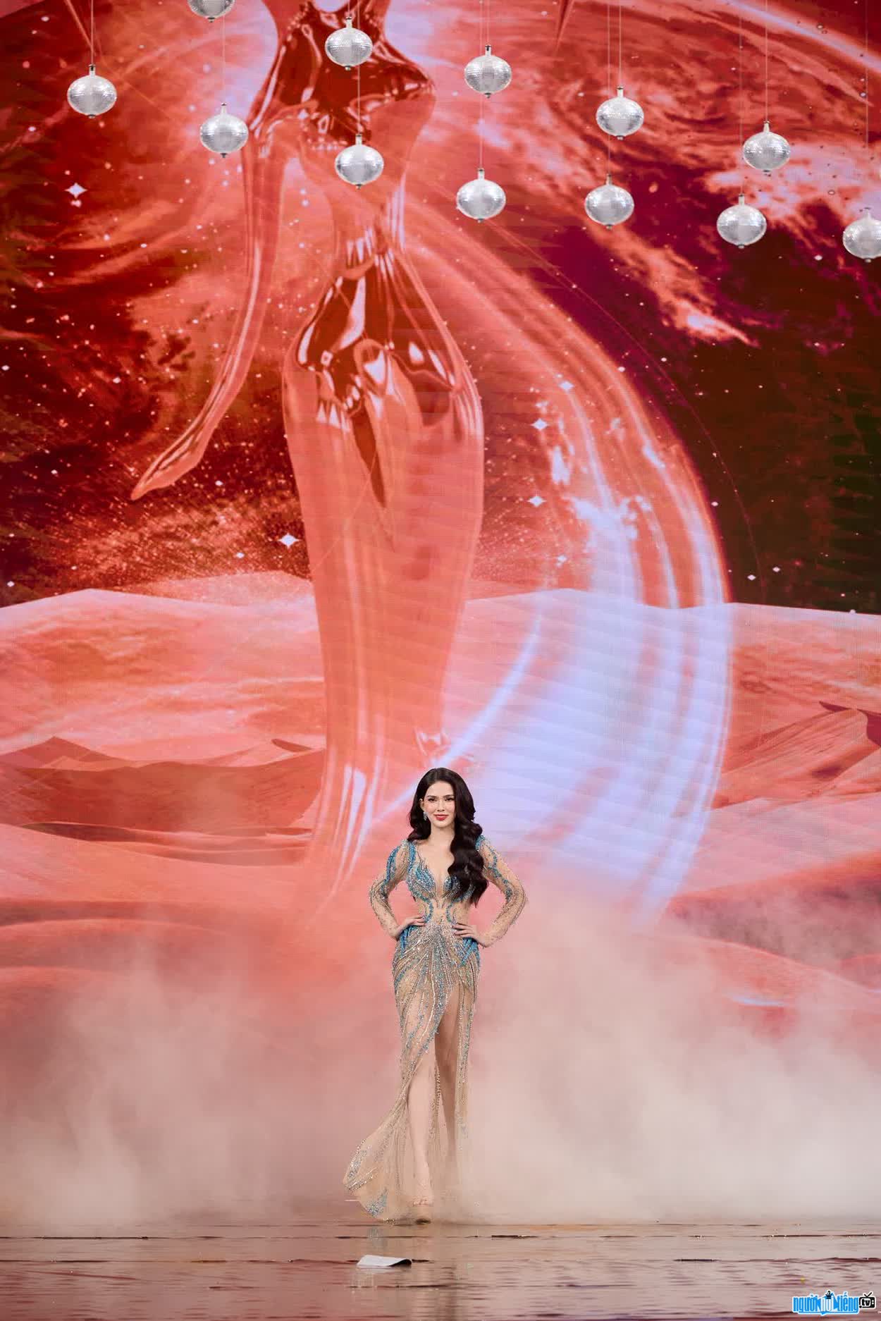Hình ảnh Phan Trần Linh Đan tự tin catwalk trên sân khấu