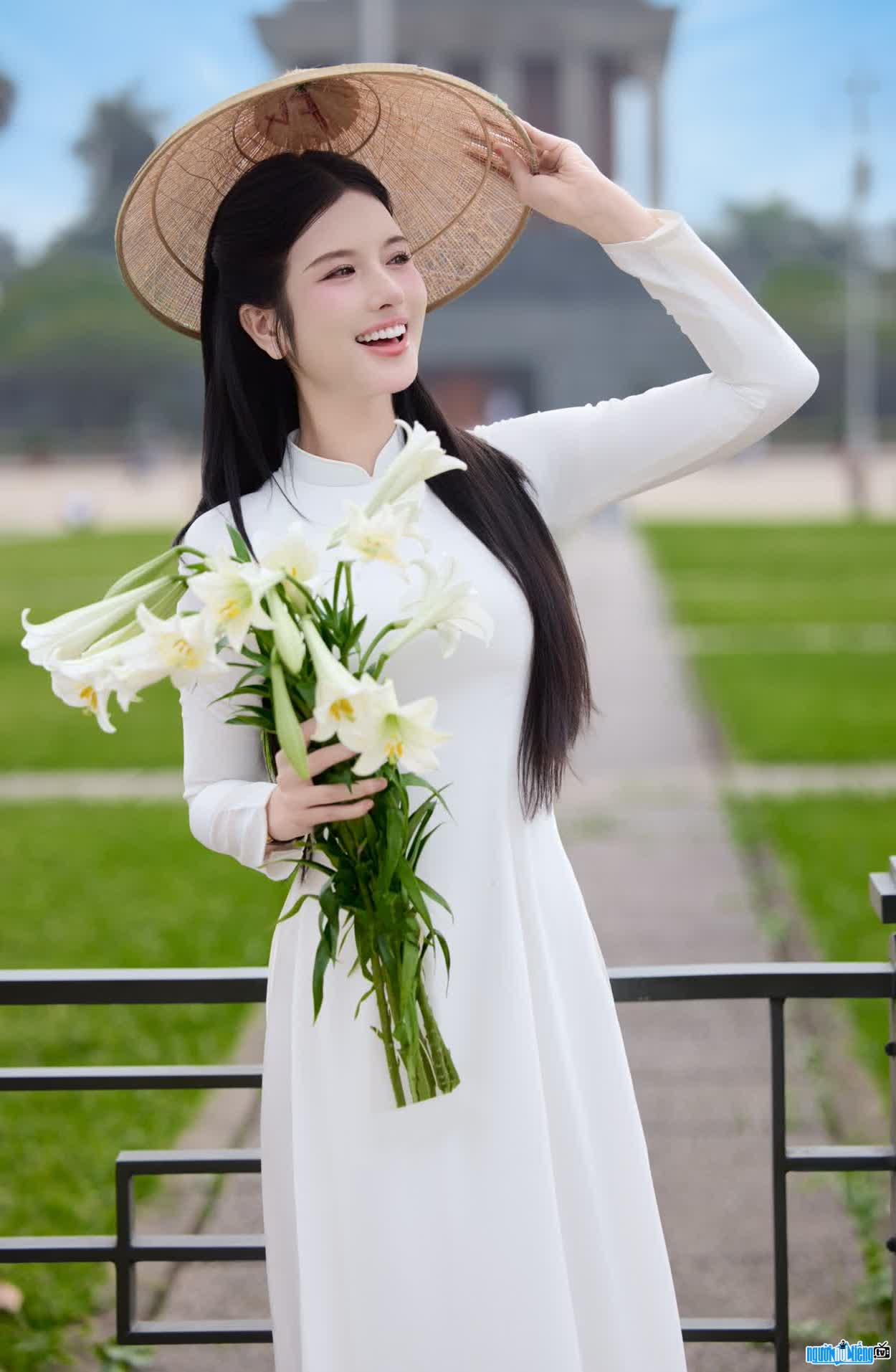 Hình ảnh Phan Thu Hiền thướt tha trong tà áo dài
