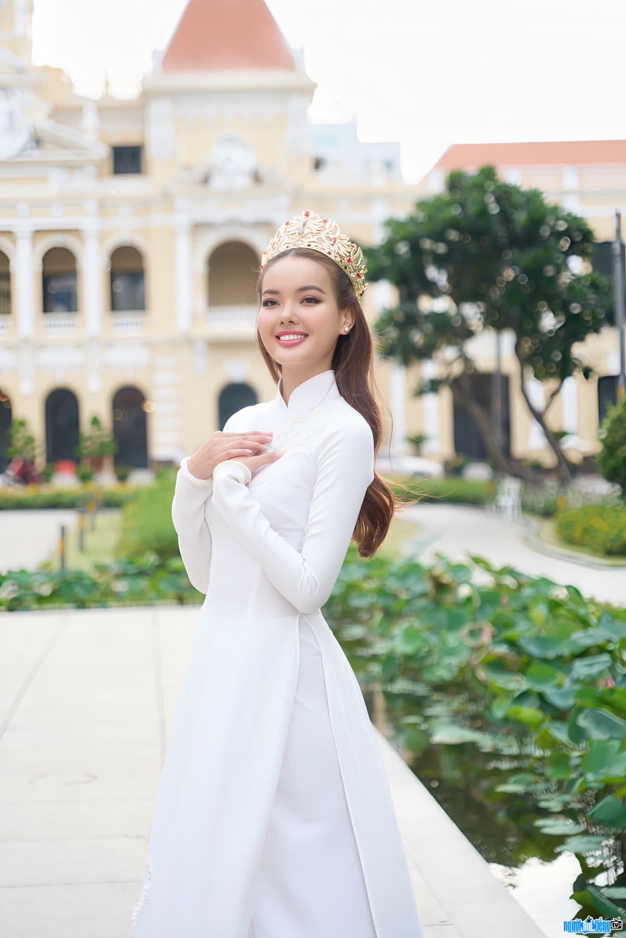 Hình ảnh á hậu Nguyễn Thanh Thanh thướt tha trong tà áo dài