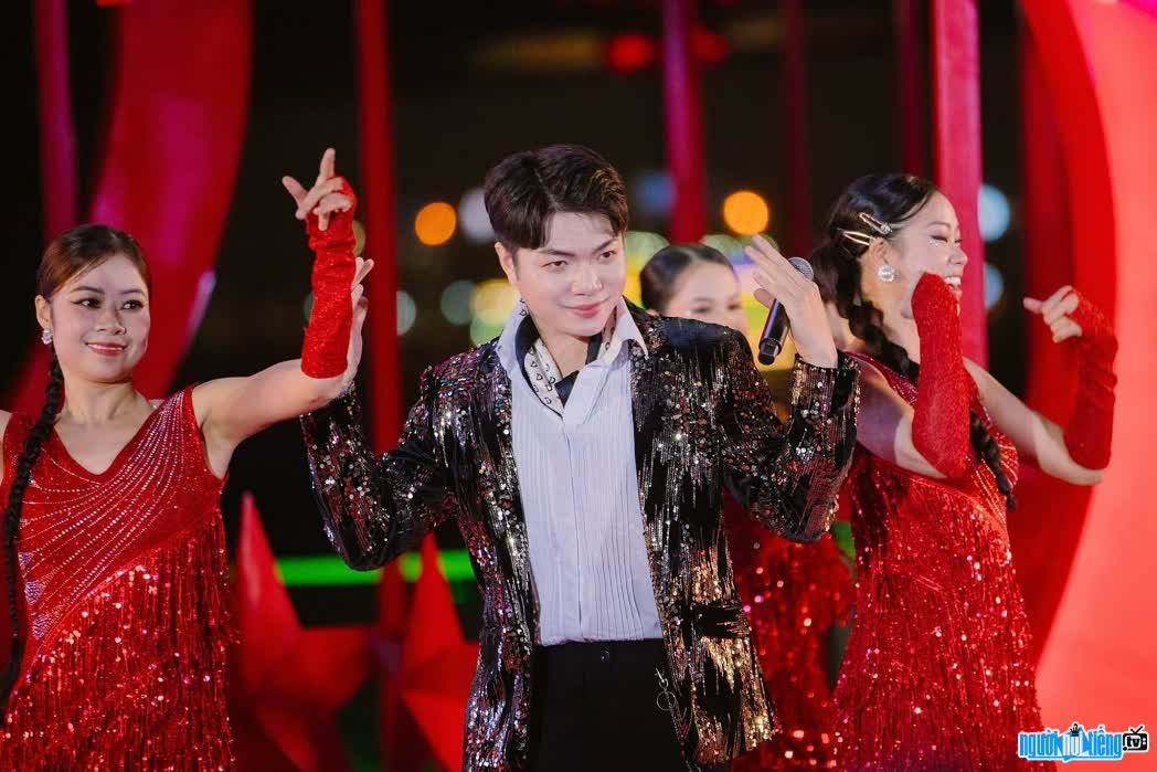 Hình ảnh ca sĩ Hoàng Thuận luôn hết mình với niềm đam mê âm nhạc