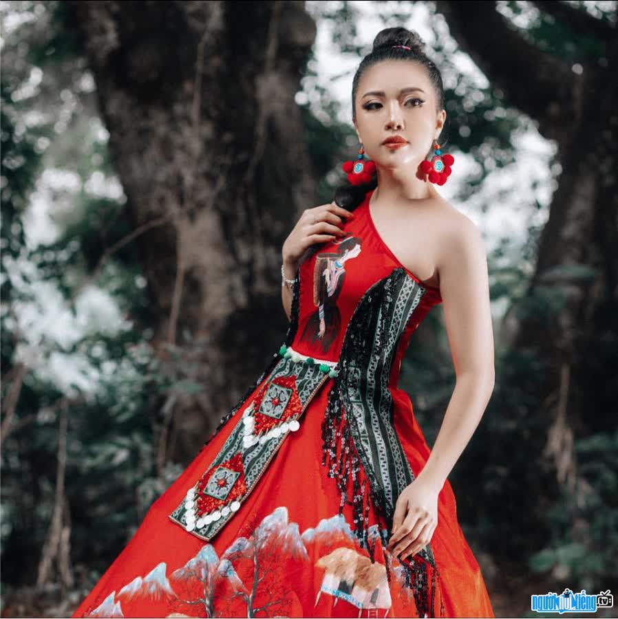 Nhà thiết kế thời trang Linh Phương đam mê với thổ cẩm