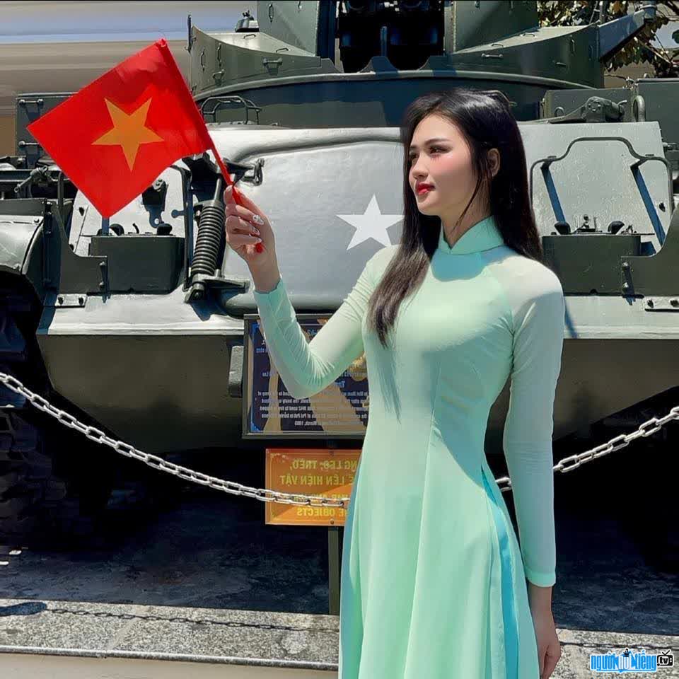 Hình ảnh á khôi Nguyễn Thu Ngân thướt tha trong tà áo dài Việt