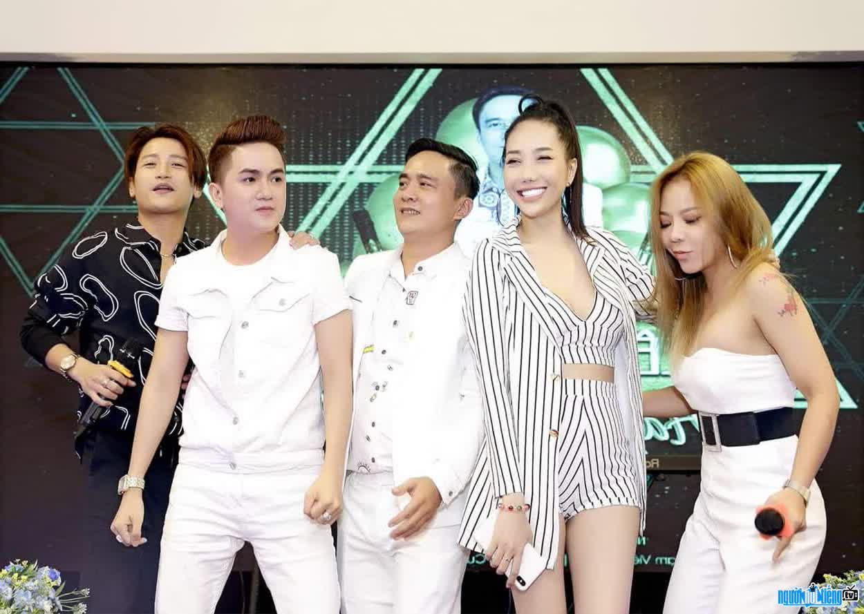 Hình ảnh quản lý Lê Khắc Bình bên cạnh sao Việt