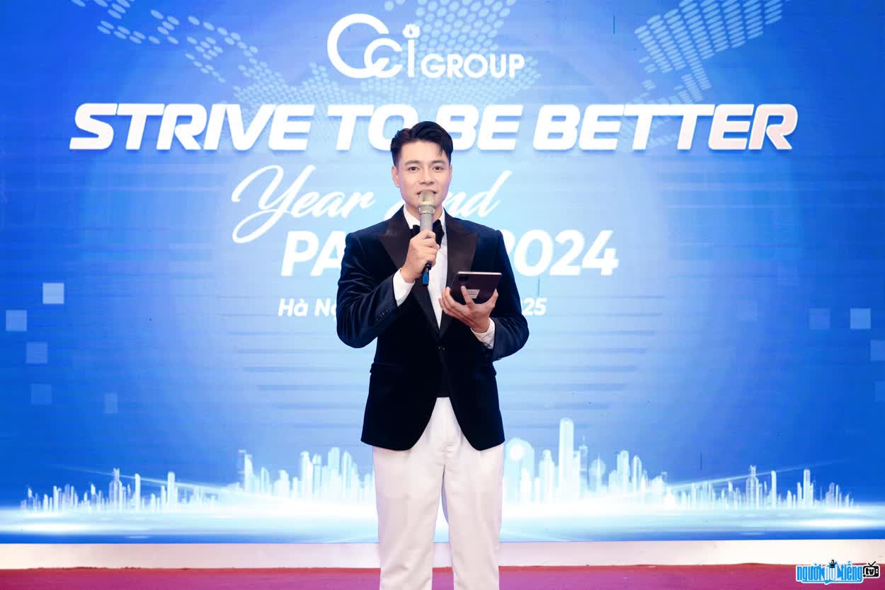 Hình ảnh MC Bùi Phúc Anh điển trai trên sân khấu