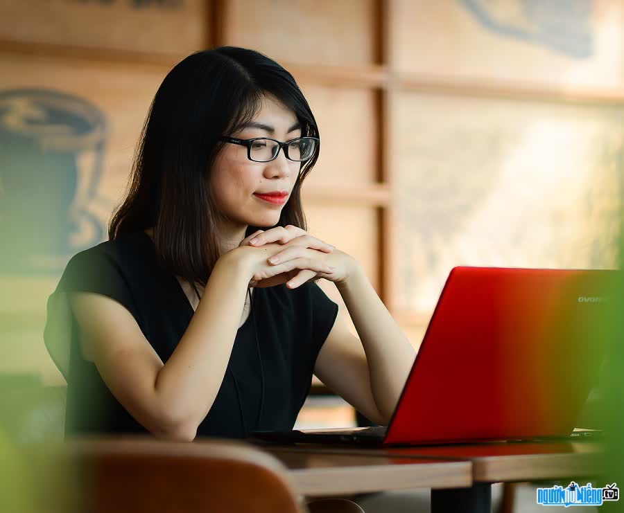 Giáo viên Ms Trang Tích Cực có hơn 15 năm kinh nghiệm dạy tiếng Anh giao tiếp