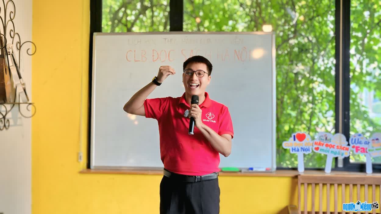 Hình ảnh Đoàn Đức Đồng đang truyền cảm hứng cho các bạn trẻ