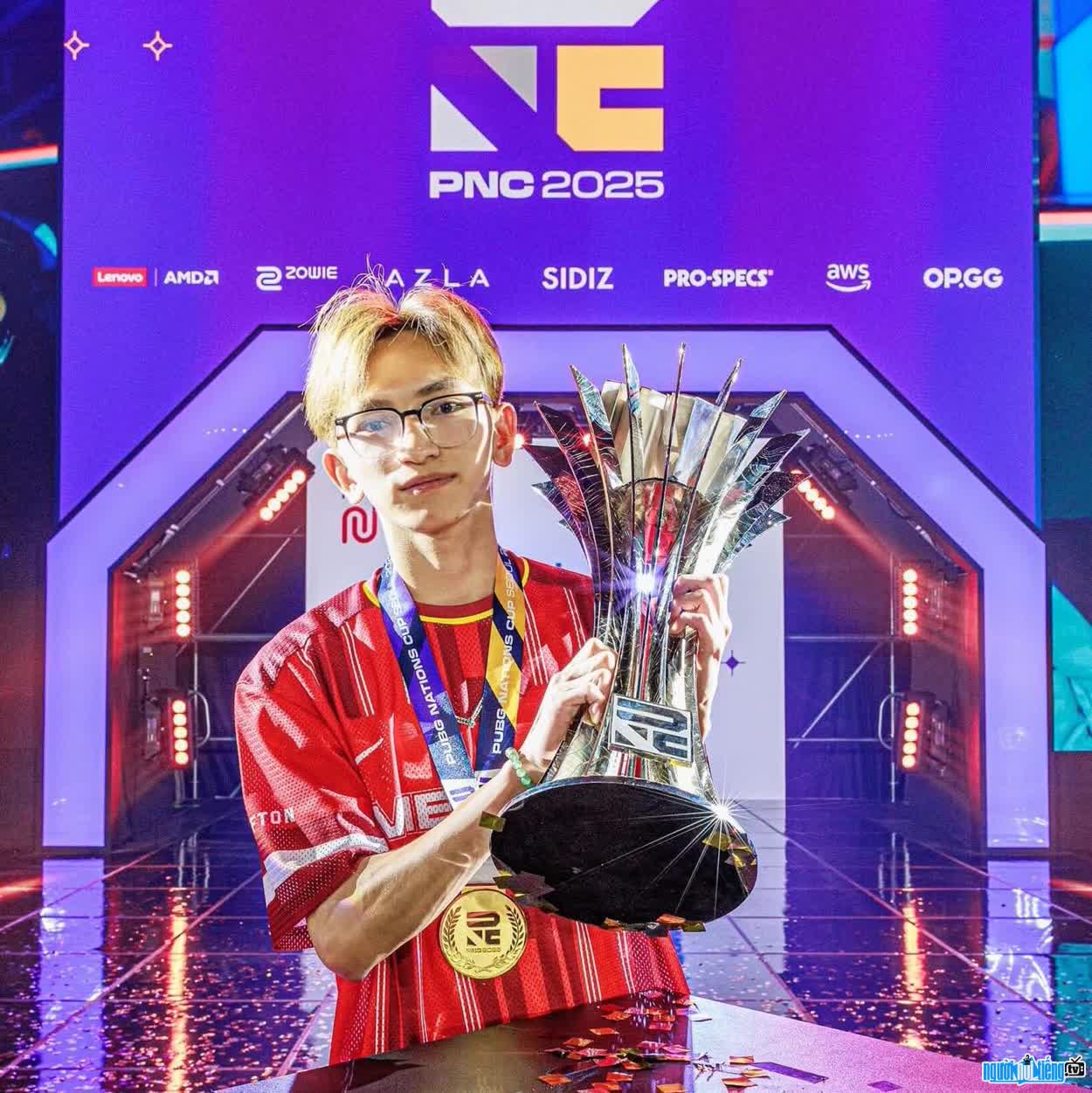 Hình ảnh Tấn Vũ nâng cup chiến thắng