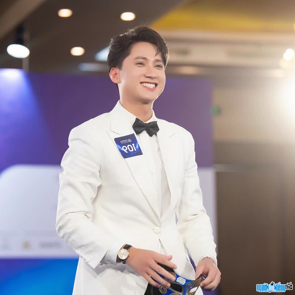 Hinhfanhr MC Tiến Đông với nụ cười tỏa nắng