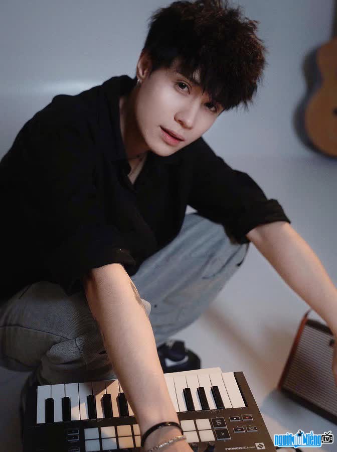 Ca sĩ Ryn Lee điển trai và hát hay