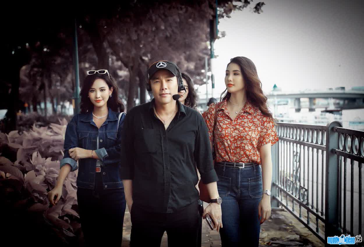 Hình ảnh đạo diễn Hoàng Vũ hết mình với đam mê công việc