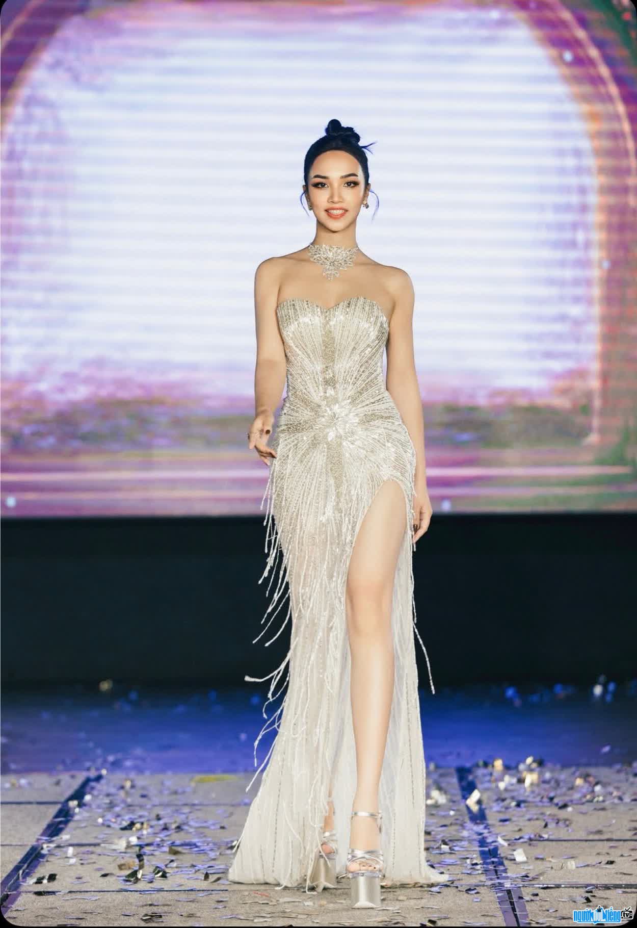 Hình ảnh Nguyễn Thanh Huyền trên sàn catwalk