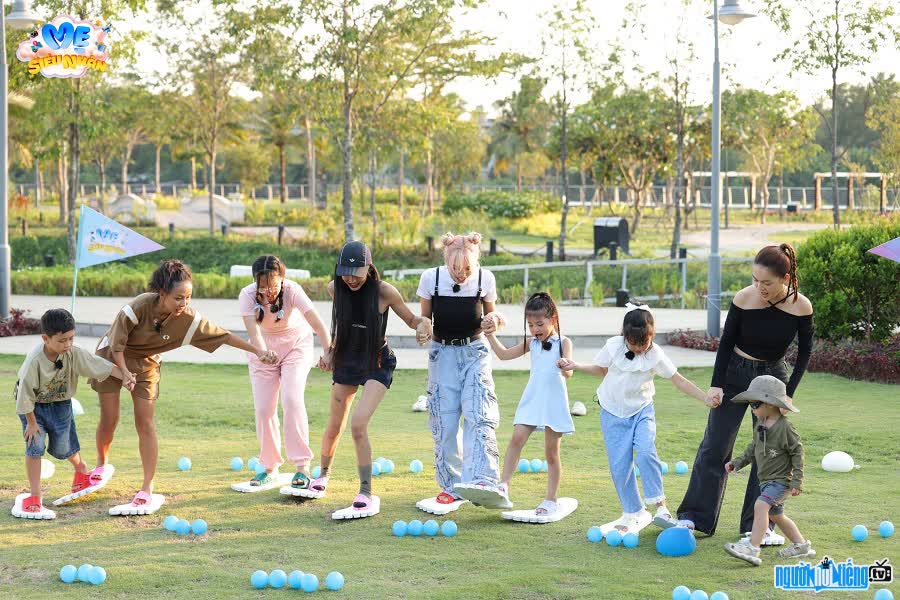 Dàn cast chương trình truyền hình Mẹ Siêu Nhân