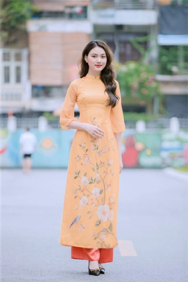 Hình ảnh Nguyễn Thị Thu Trang trong tà áo dài