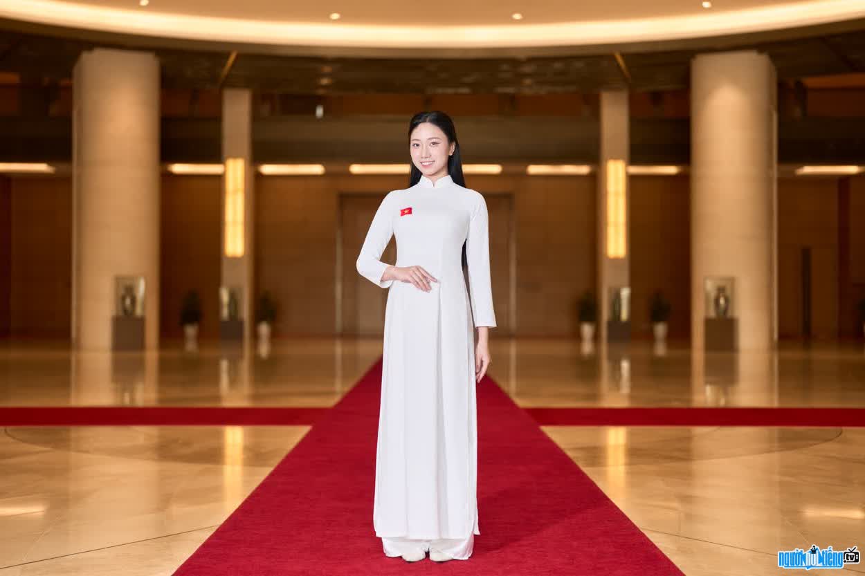 Hình ảnh MC Khánh Huyền trong tà áo dài Việt