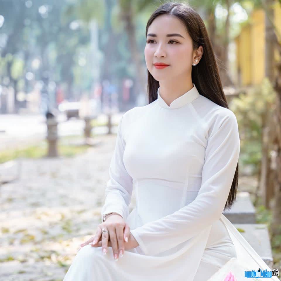 Hình ảnh Lê Trần Khánh Vy thướt tha trong tà áo dài Việt