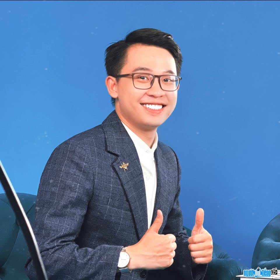 Hình ảnh MC Hoàng Đình Tùng diển trai tài năng